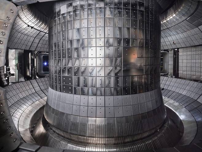 케이스타(KSTAR) 프로젝트는 태양 같은 별에서 일어나는 핵융합 현상을 거대한 '토카막' 구조에서 인공적으로 일으켜 에너지를 생산하는 것이 목표다. 한국핵융합에너지연구원 제공