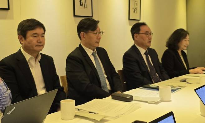 (왼쪽부터) 박용범 대한의학회 수련교육이사(연세대 의대), 오승준 부회장(경희대 의대), 이진우 회장(연세대 의대), 도경현 홍보이사(울산대 의대)가 9일 서울 모처에서 대한의학회 학술대회 관련 기자간담회에 참석하고 있다. 문세영 기자.