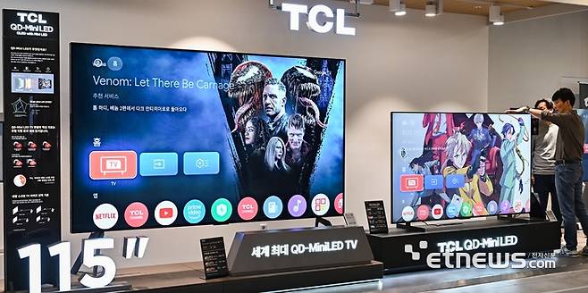 국내 가전 시장에 중국산 가전이 대거 진입을 준비하고 있다. 저렴함을 무기로 시장을 공략한 TV에 이어 세탁기, 냉장고 등 식기세척기까지 하반기 국내 시장 공략을 앞두고 있다. 9일 서울 시내의 가전매장에서 소비자가 TCL TV를 살펴보고 있다. 이동근기자 foto@etnews.com