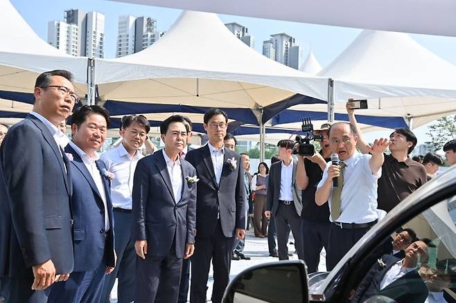 오세현 아산시장, 김태흠 충남지사, 진종욱 자동차연구원장(왼쪽 두번째부터)이 경과보고를 듣고 있다.