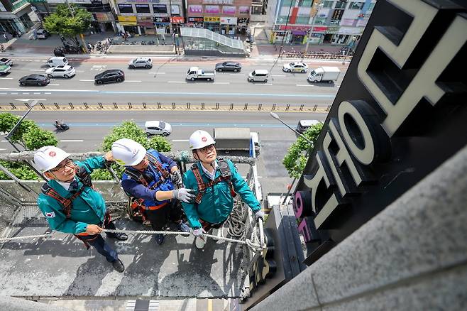 옥외광고물 재해방재 시범 훈련으로 고소작업대 차량에 탑승한 모습. 동대문 제공