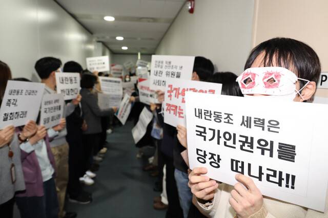 지난 1월13일 인권위 전체위원회에서 ‘윤석열 방어권 권고 안건’을 상정하려 하자 전공노 인권위지부 조합원 등 직원들이 안건 상정 반대를 요구하며 전원위원회실이 있는 인권위 14층 복도에서 손팻말 시위를 벌이고 있다. 정용일 선임기자 yongil@hani.co.kr