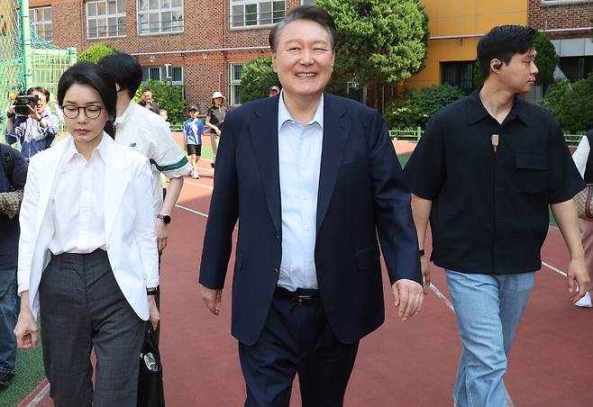 윤석열과 김건희씨가 제21대 대통령 선거일인 2025년 6월3일 서울 서초구 원명초등학교에 마련된 서초4동 제3투표소에서 투표를 마친 뒤 차량으로 향하고 있다. 공동취재사진