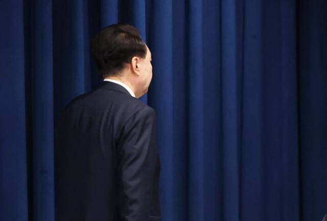 윤석열 전 대통령이 지난해 4월 22일 서울 용산 대통령실 청사에서 정진석 국민의힘 의원의 신임 비서실장 임명 발표를 한 뒤 단상을 내려가고 있다. 왕태석 선임기자