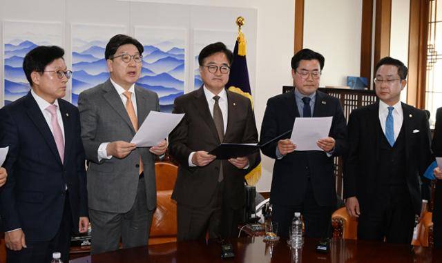우원식(가운데) 국회의장과 권성동(왼쪽 두 번 째) 국민의힘 원내대표, 박찬대(왼쪽 네 번째) 더불어민주당 원내대표가 3월 20일 서울 여의도 국회의장실에서 국민연금 개혁안에 합의한 뒤 합의문을 발표하고 있다. 고영권 기자