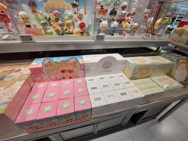 지난달 25일 중국 베이징 차오양구의 팝마트 매장에 진열된 블라인드 박스들. 소비자는 상자 속에 어떤 피규어 제품이 들어 있는지 모르는 상태에서 제품을 구입한다. 블라인드 박스 1개당 가격은 약 1만2,000~1만5,000원이다. 베이징=조영빈 특파원