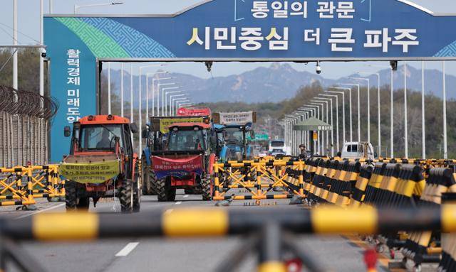 4월 23일 경기 파주시 임진각 평화랜드 인근에서 납북자가족모임 주최로 열린 대북 전단 살포 행사를 저지하기 위해 지역 주민들이 트랙터를 이끌고 통일대교에서 나오고 있다. 뉴스1