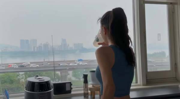 미온수를 마시고 있는 김윤지의 모습/사진=유튜브 채널 ‘ns윤지’ 캡처