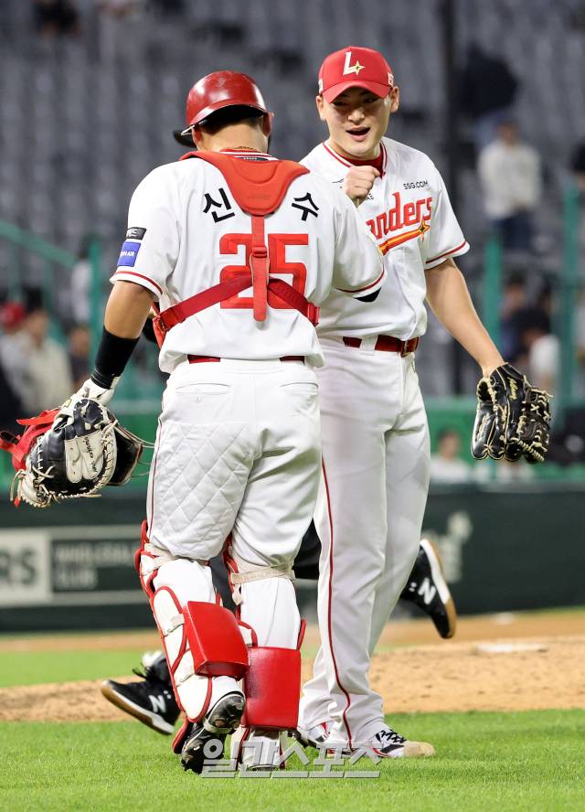 2025 KB0리그 프로야구 SSG 랜더스와 NC 다이노스의 경기가 13일 오후 인천SSG랜더스필드에서 열렸다. 6대 3 역전승을 거둔 SSG 조병현이 경기 후 포수 신범수와 자축하고 있다. 인천=김민규 기자 /2025.05.13/
