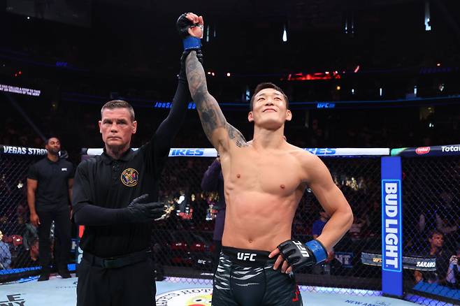 UFC 데뷔전에서 승리한 유주상. 사진=UFC