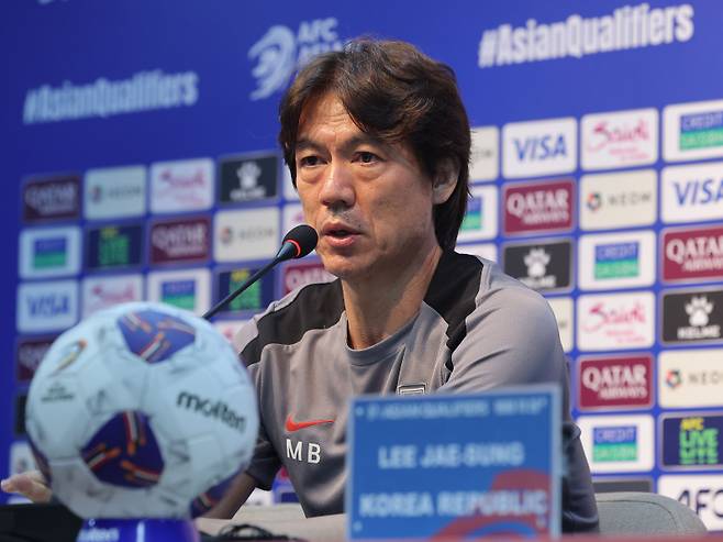 <yonhap photo-7045=""> 쿠웨이트전 앞둔 홍명보 감독 (서울=연합뉴스) 류영석 기자 = 대한민국 축구 국가대표팀 홍명보 감독 쿠웨이트와의 2026 북중미 월드컵 아시아 3차 예선 최종전을 하루 앞둔 9일 서울월드컵경기장에서 기자회견을 하고 있다. 2025.6.9 ondol@yna.co.kr/2025-06-09 18:25:34/ <저작권자 ⓒ 1980-2025 ㈜연합뉴스. 무단 전재 재배포 금지, AI 학습 및 활용 금지></yonhap>