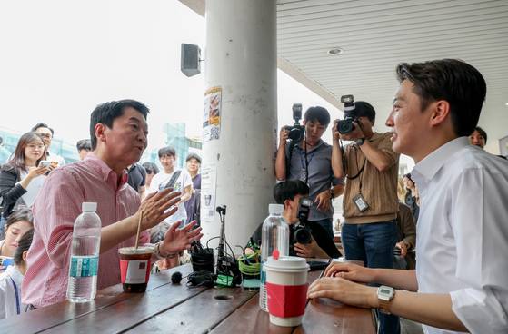 5월 21일 오후 이준석 당시 개혁신당 대통령 후보와 안철수 국민의힘 의원이 경기 성남시 가천대학교 글로벌캠퍼스에서 만나 이야기를 나누는 모습. 김정훈 기자