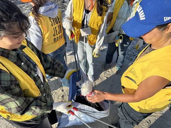4일 오후 제주에서 진행된 ‘글로벌유스인제주’ 넷제로 제주 투어 프로그램 중 김녕바다 플로깅 봉사에 참가한 유학생들. 최충일 기자