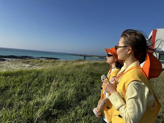 4일 오후 제주에서 진행된 ‘글로벌유스인제주’ 넷제로 제주 투어 프로그램에 참가한 유학생 아로잔(앞)과 수주가 제주 김녕앞바다를 바라보고 있다. 최충일 기자