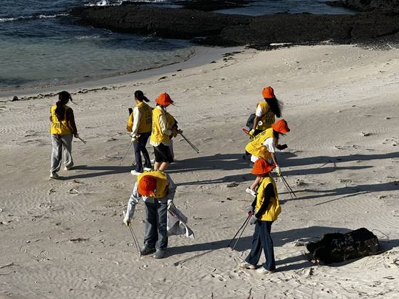 4일 오후 제주에서 진행된 ‘글로벌유스인제주’ 넷제로 제주 투어 프로그램 중 김녕바다 플로깅 봉사에 참가한 유학생들. 최충일 기자