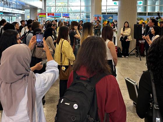 제주에서 진행된 ‘글로벌유스인제주’ 넷제로 제주 투어 프로그램에 참가한 유학생들이 4일 오전 제주국제공항에 도착해 고승철 제주관광공사 사장으로부터 환영인사를 받고 있다. 최충일 기자