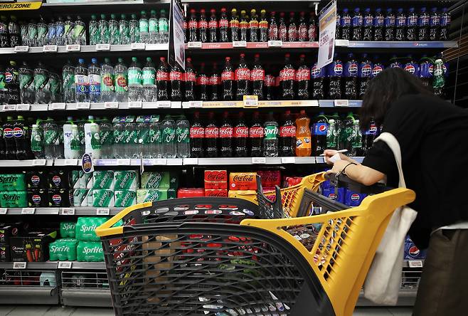 서울의 한 대형마트에 탄산음료가 진열되어 있다. 뉴스1