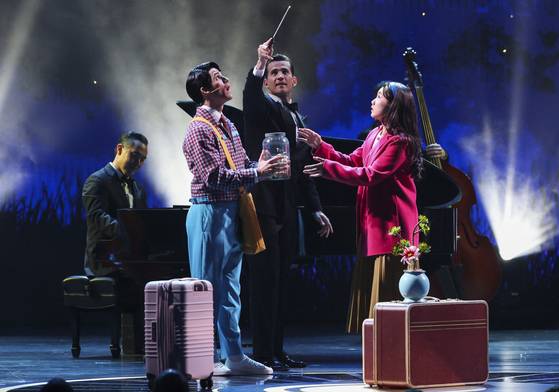 '어쩌면 해피엔딩'의 두 로봇 올리버와 클레어는 반딧불이를 찾아 함께 떠나며 사랑이란 감정의 면면을 알게된다. 로이터=연합뉴스