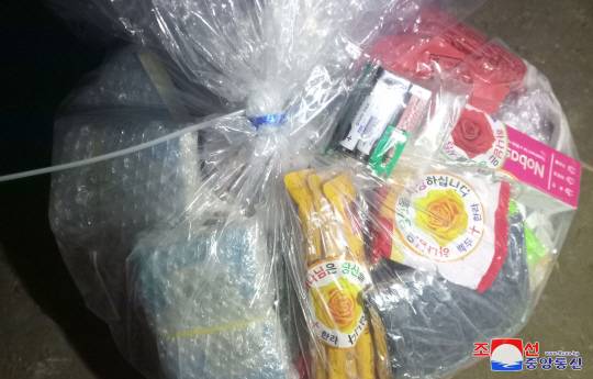 북한 지역에 떨어진 대북 전단 및 풍선. 연합뉴스