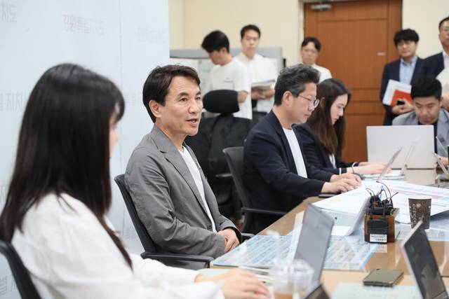 ▲ 김진태 강원도지사가 9일 도청 기자실에서 열린 정례간담회에서 현안에 대해 설명하고 있다. 도 제공