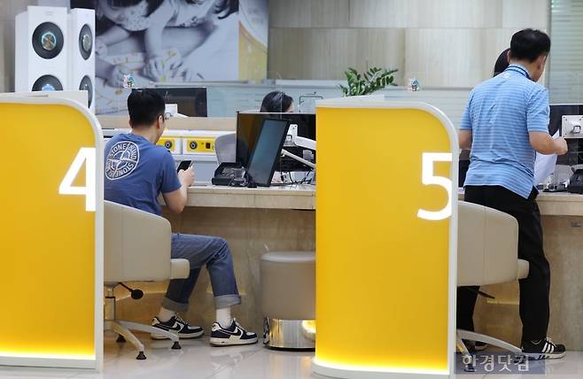 시민들이 대출 상담을 받고 있다. 사진=이솔 기자