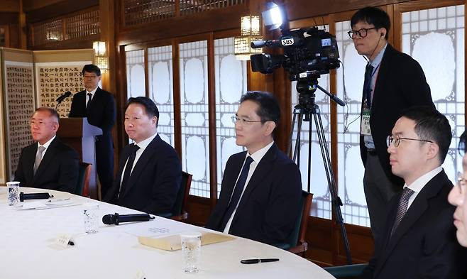 한덕수 전 대통령 권한대행 국무총리 주재로 지난 4월 1일 서울 종로구 삼청동 총리공관에서 열린 경제안보전략TF 회의에 참석한 정의선 현대차그룹 회장, 최태원 SK그룹 회장, 이재용 삼성전자 회장, 구광모 LG그룹 회장. 사진=연합뉴스