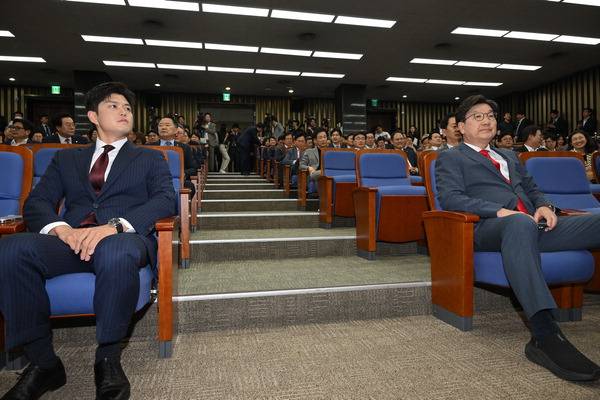 국민의힘 김용태(사진 앞줄 왼쪽) 비상대책위원장과 권성동 원내대표가 9일 국회에서 열린 의원총회에 참석해 있다. 권 원내대표는 대선 패배에 책임을 지고 지난 5일 원내대표직에서 물러나겠다고 선언했다. 김정록 기자 ilro12@kookje.co.kr
