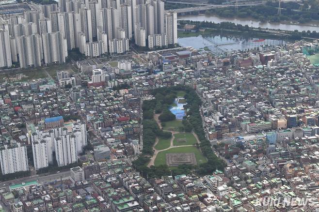 서울 송파구 롯데월드타워에서 바라본 송파구와 강남구 아파트 단지 모습. 곽경근 대기자