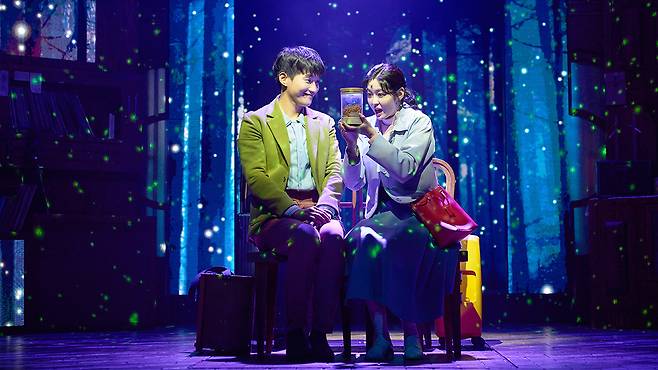 박천휴 작가와 윌 애런슨 작곡가의 뮤지컬 ‘어쩌면 해피엔딩’의 한 장면. CJENM제공