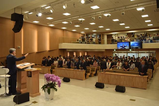 오산평화교회 성도들이 8일 경기도 오산 교회에서 새 성전 입당 예배를 드리고 있다. 오산평화교회 제공