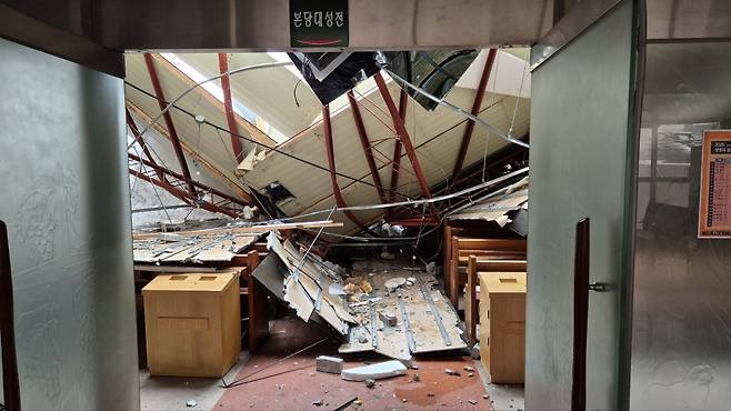 지난해 11월 수도권 폭설로 예배당 지붕이 무너졌던 경기도 오산평화교회 모습. 국민일보DB