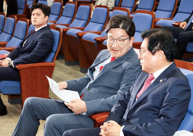 국민의힘 김용태 비상대책위원장과 권성동 원내대표, 박형수 원내수석부대표(왼쪽부터)가 9일 국회에서 열린 의원총회에 참석해 자리하고 있다. 국민의힘은 당 쇄신 방안을 놓고 토론을 벌였지만 계파 간 이견만 노출한 채 결론을 내지 못했다. 이병주 기자