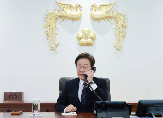 이재명 대통령이 9일 서울 용산 대통령실 청사 집무실에서 이시바 시게루 일본 총리와 전화 통화를 위해 수화기를 들고 있다. 연합뉴스