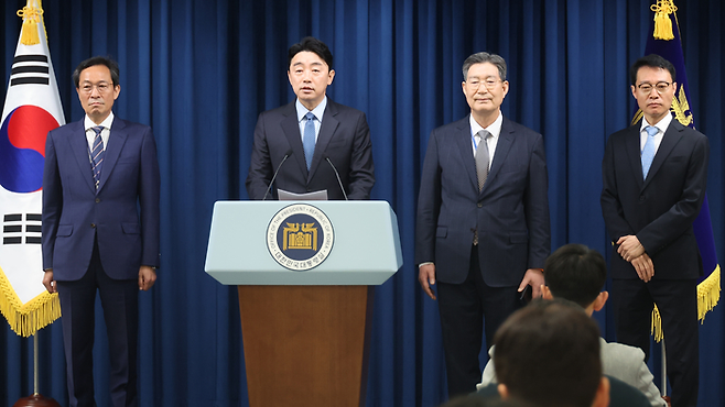 강훈식 대통령 비서실장이 지난 8일 용산 대통령실에서 정무,홍보,민정 수석 인선을 발표하고 있다. 왼쪽부터 우상호 정무수석, 강 비서실장, 오광수 민정수석, 이규연 홍보소통수석. <연합뉴스>