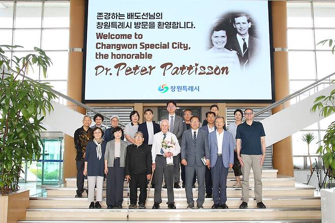 9일 창원시청에서 장금용 시장 권한대행이 패티슨 박사(가운데)에게 감사패를 전달한 후 기념 촬영을 하고 있다. 패티슨 박사는 영국의 의료선교사로 1960년대에 창원에 정착해 16년간 헌신적인 의료봉사활동을 펼친 후 43년만에 창원을 다시 방문했다. /창원시/
