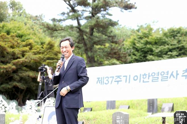 (광주=뉴스1) 박지현 기자 = 故 이한열 열사의 연세대 동문인 우상호 더불어민주당 전 의원이 5일 오후 광주 북구 망월동 민족민주열사에서 열린 추모식에서 추모사하고 있다.2024.7.5/뉴스1 Copyright (C) 뉴스1. All rights reserved. 무단 전재 및 재배포, AI학습 이용 금지. /사진=(광주=뉴스1) 박지현 기자