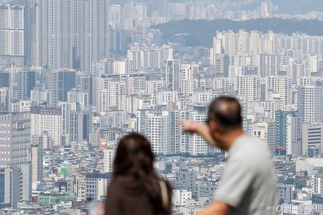 (서울=뉴스1) 민경석 기자 = 지난달 서울 아파트 경매 낙찰가율(감정가 대비 낙찰가 비율)이 97.7%로, 약 3년 만에 최고치를 기록했다. 통상 경매는 감정가보다 낮게 낙찰되는 경우가 많지만, 입찰 경쟁이 치열해지면 낙찰가율이 높아진다. 사진은 3일 서울 중구 남산에서 바라본 시내 아파트 단지 모습. 2025.6.3/뉴스1 Copyright (C) 뉴스1. All rights reserved. 무단 전재 및 재배포, AI학습 이용 금지. /사진=(서울=뉴스1) 민경석 기자