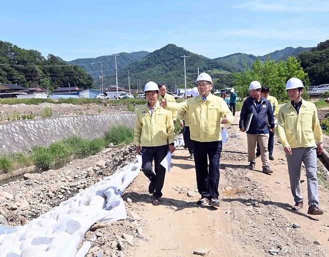 (서울=뉴스1) = 이한경 행정안전부 재난안전관리본부장이 지난 7일 전북 진안군 도통천과 백운동천을 방문해 장마철 대비 하천정비 현황를 점검하고 있다. (행정안전부 제공. 재판매 및 DB 금지) 2025.6.8/뉴스1 Copyright (C) 뉴스1. All rights reserved. 무단 전재 및 재배포, AI학습 이용 금지. /사진=(서울=뉴스1)