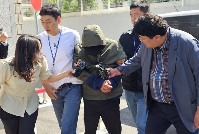 수면제를 먹고 잠든 아내와 두 아들을 차에 태우고 바다로 돌진해 살해한 40대 가장이 2억대 채무와 노동 당국의 체불임금조사 등으로 자신의 처지를 비관해 범행을 저질렀다고 자백했다. 당시 블랙박스 영상에는 숨진 아내도 범행을 공모한 정황이 담겨 있었다./사진=뉴스1