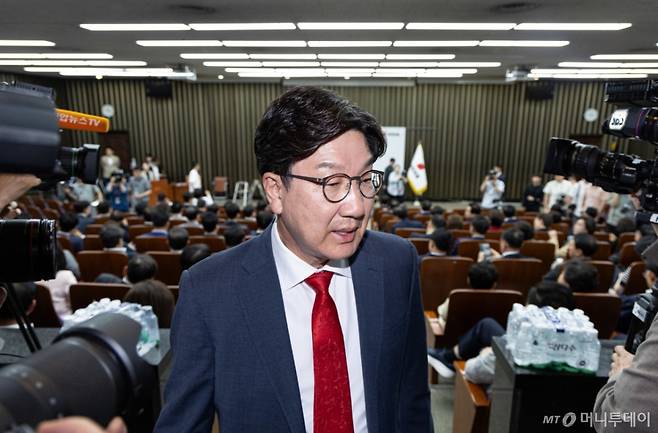 사퇴를 표명한 권성동 국민의힘 원내대표가 9일 오후 서울 여의도 국회에서 열린 의원총회가 비공개로 전환되자 회의장을 나서고 있다. 2025.6.9/사진=뉴스1 /사진=(서울=뉴스1) 이재명 기자