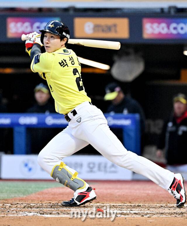 10일 오후 인천광역시 문학동 SSG랜더스필드에서 진행된 '2025 프로야구 KBO리그' SSG랜더스와 KIA타이거즈의 경기. SSG 박성한이 7회말 2사 1,3루서 2타점 동점타를 터뜨리고 있다./마이데일리