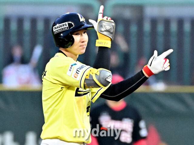 10일 오후 인천광역시 문학동 SSG랜더스필드에서 진행된 '2025 프로야구 KBO리그' SSG랜더스와 KIA타이거즈의 경기. SSG 박성한이 7회말 2사 1,3루서 2타점 동점타를 터뜨린 뒤 환호하고 있다./마이데일리