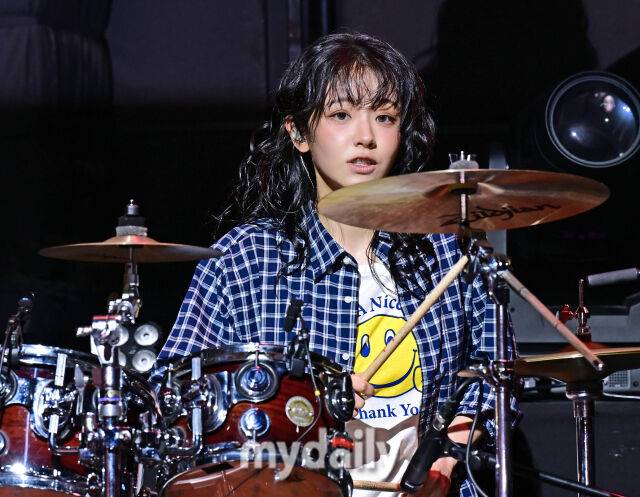 그룹 QWER 쵸단이 9일 서울 창천동 예스24 원더로크홀에서 진행된 미니 3집 '난 네 편이야, 온 세상이 불협일지라도' 쇼케이스에서 멋진 무대를 선보였다. / 한혁승 기자(hanfoto@mydaily.co.kr)