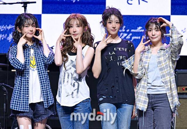 그룹 QWER이 9일 서울 창천동 예스24 원더로크홀에서 진행된 미니 3집 '난 네 편이야, 온 세상이 불협일지라도' 쇼케이스에 참석했다. / 한혁승 기자(hanfoto@mydaily.co.kr)