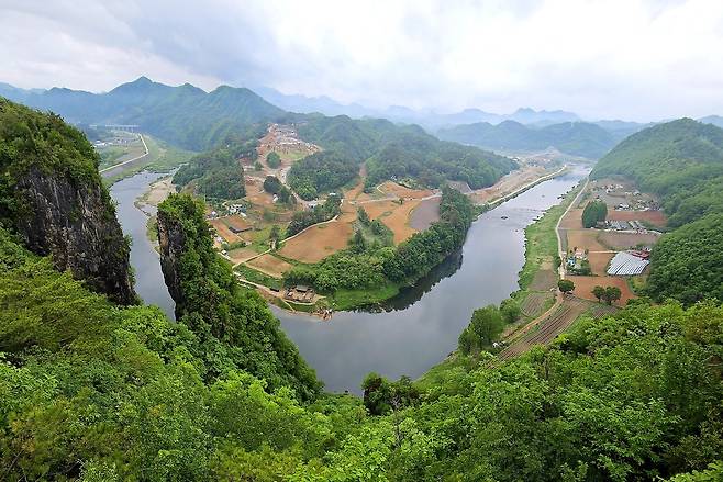 국가지질공원 영월 서강변 선돌