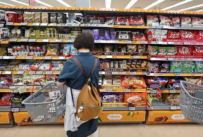 8일 서울 시내 한 대형 마트에 초콜릿이 진열돼 있다. 연합뉴스