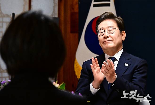 이재명 대통령이 지난 4일 오후 서울 여의도 국회 사랑재에서 열린 제21대 대통령 취임 기념 오찬에 참석해 박수를 치고 있다. 윤창원 기자