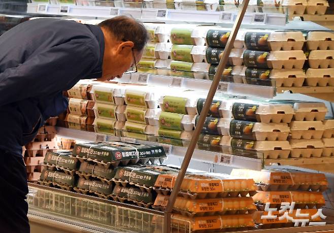 9일 오전 서울 시내 한 대형마트를 찾은 소비자가 계란을 고르고 있다. 한국농촌경제연구원은 오는 8월까지 석 달간 예측값을 발표하며 이달 계란 산지 가격이 1850~1950원(특란 10개)으로 1년 전보다 12.4~18.5% 오를 것으로 내다봤다. 이미 지난달 평균 계란 소비자 가격은 특란 한 판(30개)에 7026원으로, 4년 만에 7천원을 넘어서며 최고치를 기록한 상태다. 황진환 기자