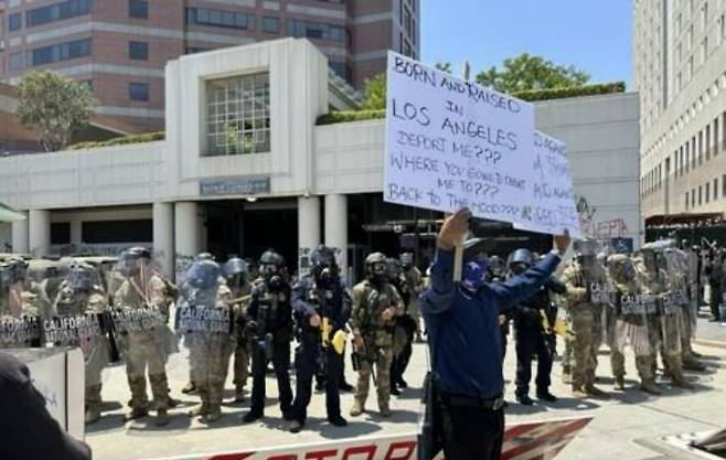 미 LA에서 불법이민 단속에 항의하는 시위대와 이를 막아선 주방위군. 연합뉴스