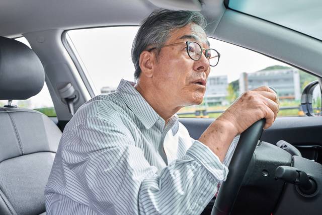 고령 운전자 사고가 급증하는 가운데 자진 면허 반납률이 2.2%에 그치는 것으로 조사됐다. 사진은 기사의 특정 내용과 관련 없음. 게티이미지뱅크